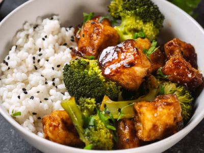 Tofu-Brokkoli-Bowl mit Reis und Süß-Sauer-Soße | vegan